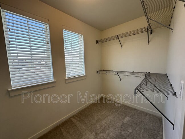 Building Photo - 2372 NE Victor Pl