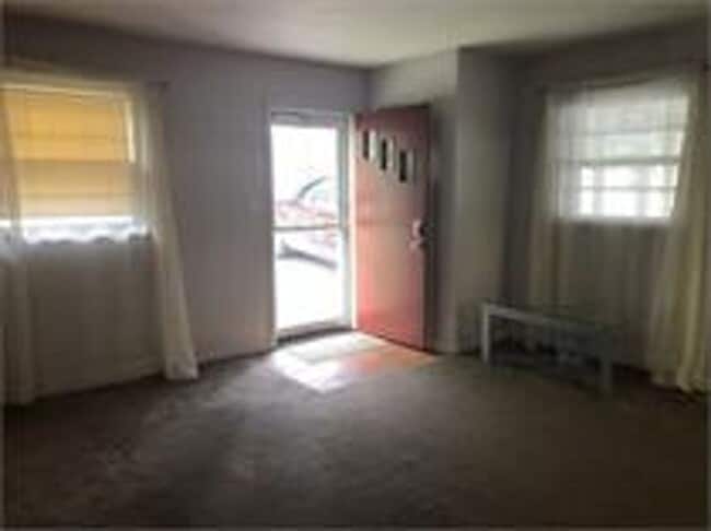 Building Photo - 3 Bedroom single family home in South Hills