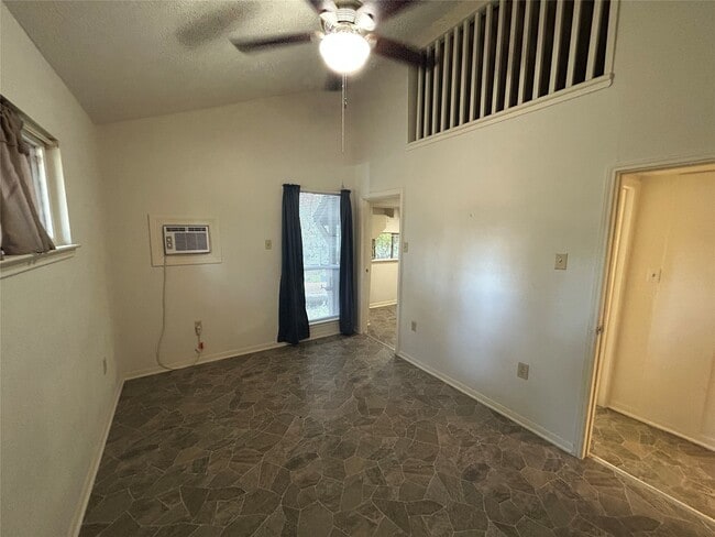 Building Photo - 2561 Pioneer Ln