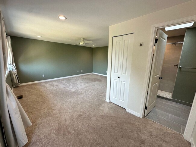 Building Photo - Stunning large 3 bedroom home in West Aubu...