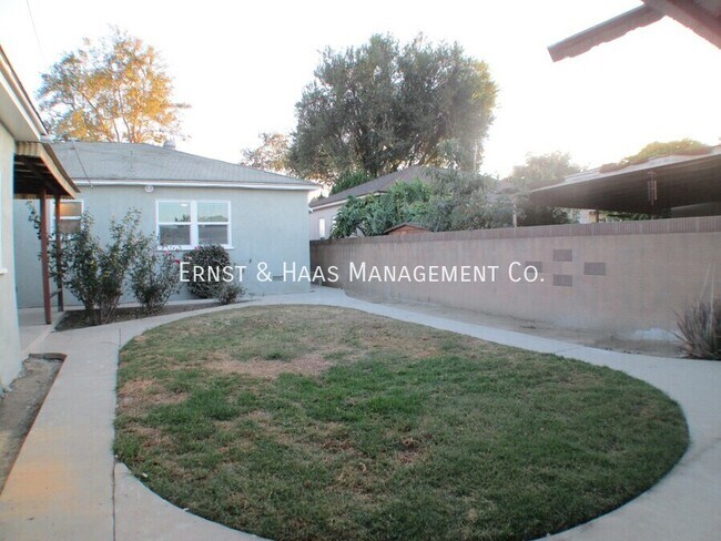 Building Photo - 215 E Scott St