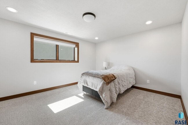 Building Photo - 2701 W Oak Hill Dr