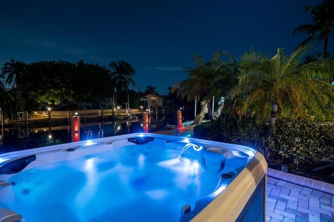 Building Photo - 2531 NE 47th St