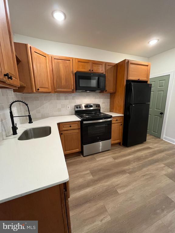 Building Photo - 533 S Salford St