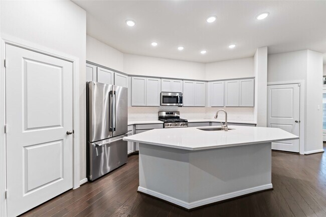 Building Photo - 7334 Lake Arrowhead Ln