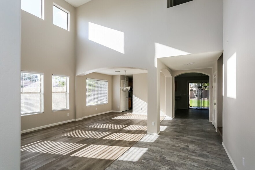 Building Photo - 5182 W Vista Ave