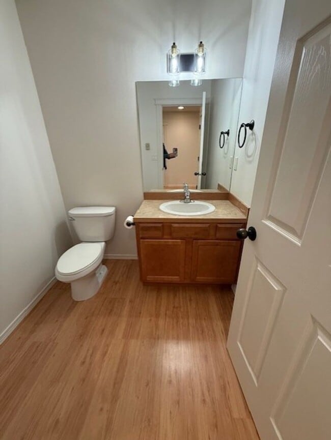 Building Photo - Spacious town home in small community.  Spacious and bright!  Available now!