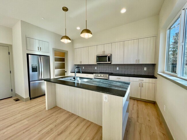 Building Photo - Spacious & Stunningly Remodeled Duplex in Central Fort Collins