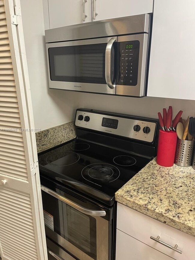 Building Photo - 100 Lakeview Dr