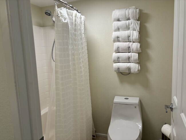 Building Photo - Furnished or Not! Gated, 3 Bedrooms, pool/spa