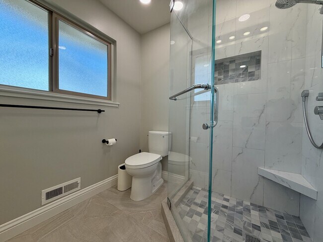 Building Photo - 832 Cathedral Dr
