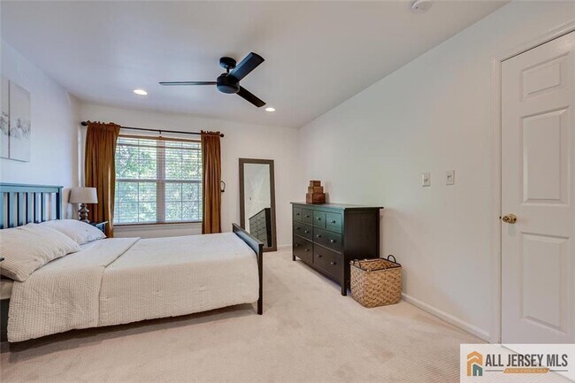 Building Photo - 403 Somerset Ct