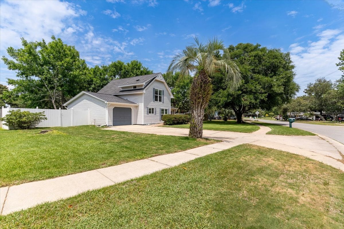 Building Photo - 817 N Lakeside Dr