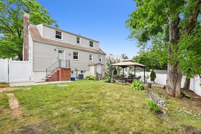 Building Photo - 482 S Elm St