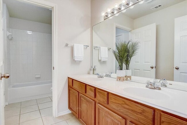 Building Photo - 537 Golden Creek Dr