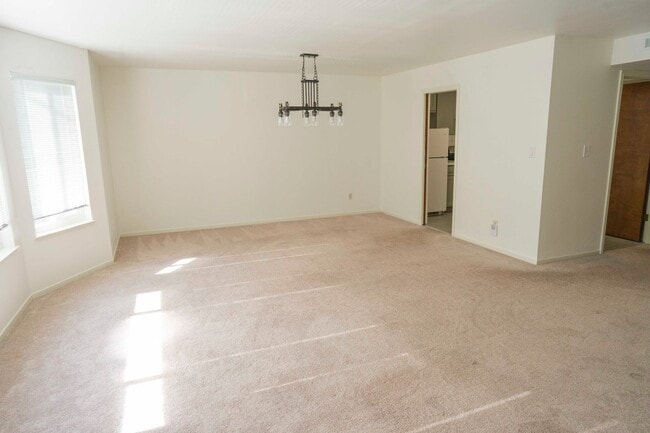 Building Photo - Mid-floor Flat in a duplex located in the Inner Richmond / Laurel Heights.
