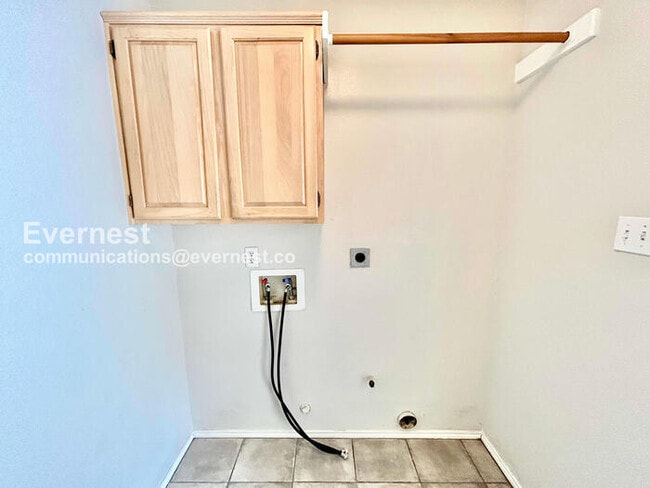 Building Photo - 3 Bed, 2 Bath with Fenced Yard & Garage / Pet-Friendly / Available Now!