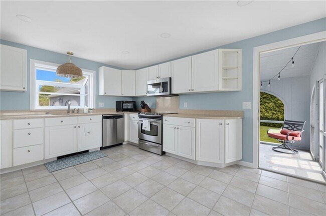 Building Photo - 295 B Carpenter Dr