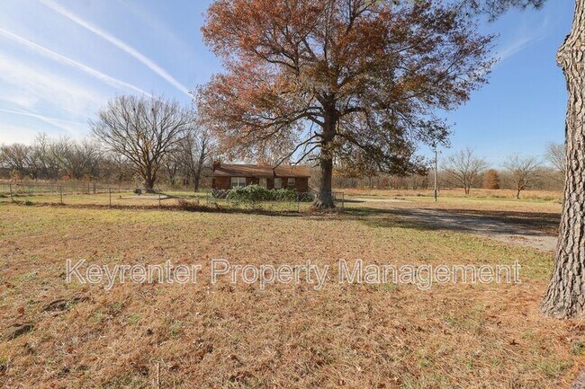 Building Photo - 1705 Bixby Rd