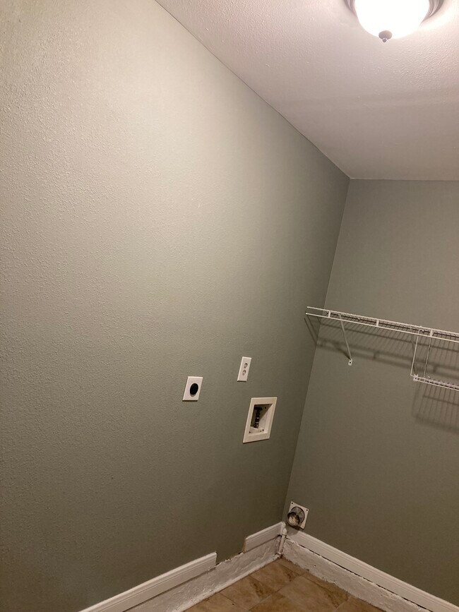 6 x 10 laundry - 1704 W Birge St