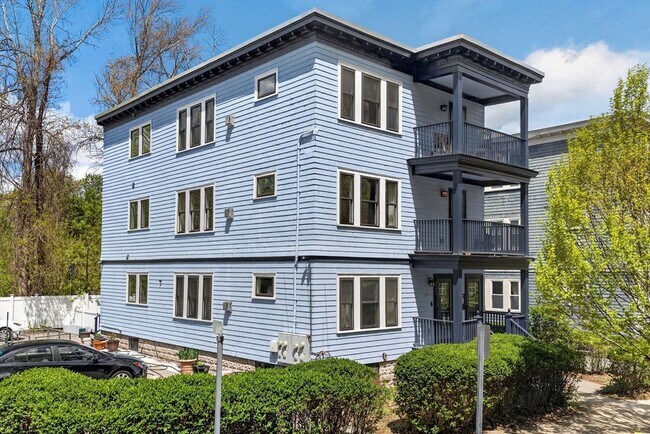 Building Photo - 319 Forest Hills St