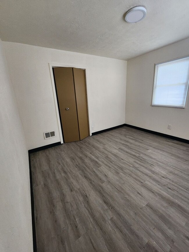 Building Photo - 4 Bedroom Clean House For Rent