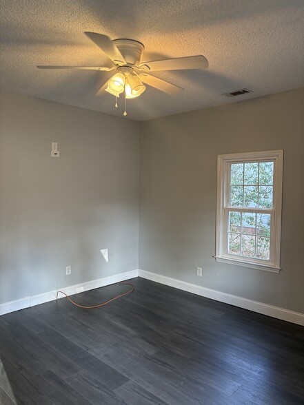 Building Photo - 1717 Cherokee Rd