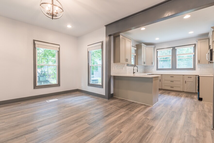 Kitchen with breakfast bar - 1393 Westview Dr SW