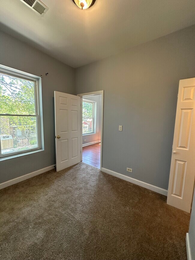 Building Photo - 928 N Lawndale Ave