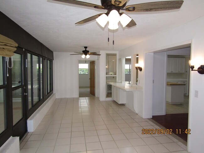 Building Photo - 736 Cadiz Rd