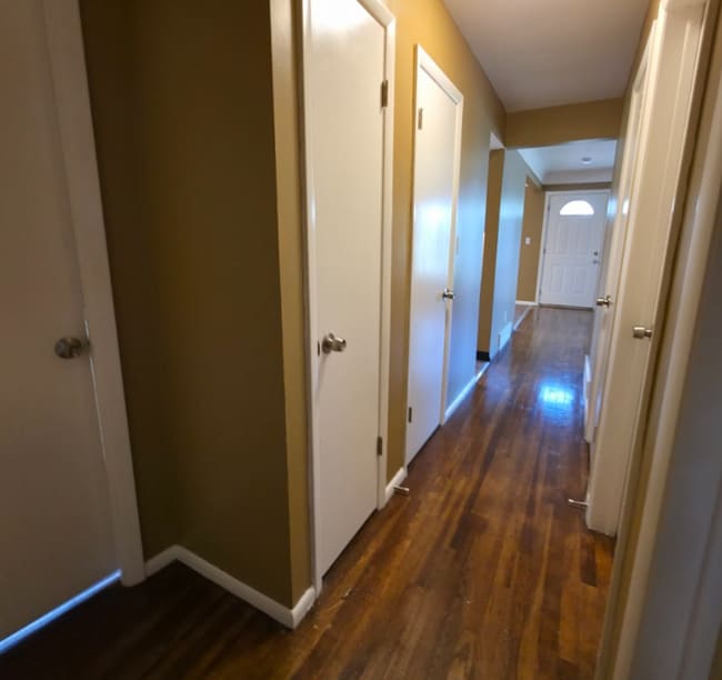Building Photo - Single Family Home 3 beds 1 bath Available...