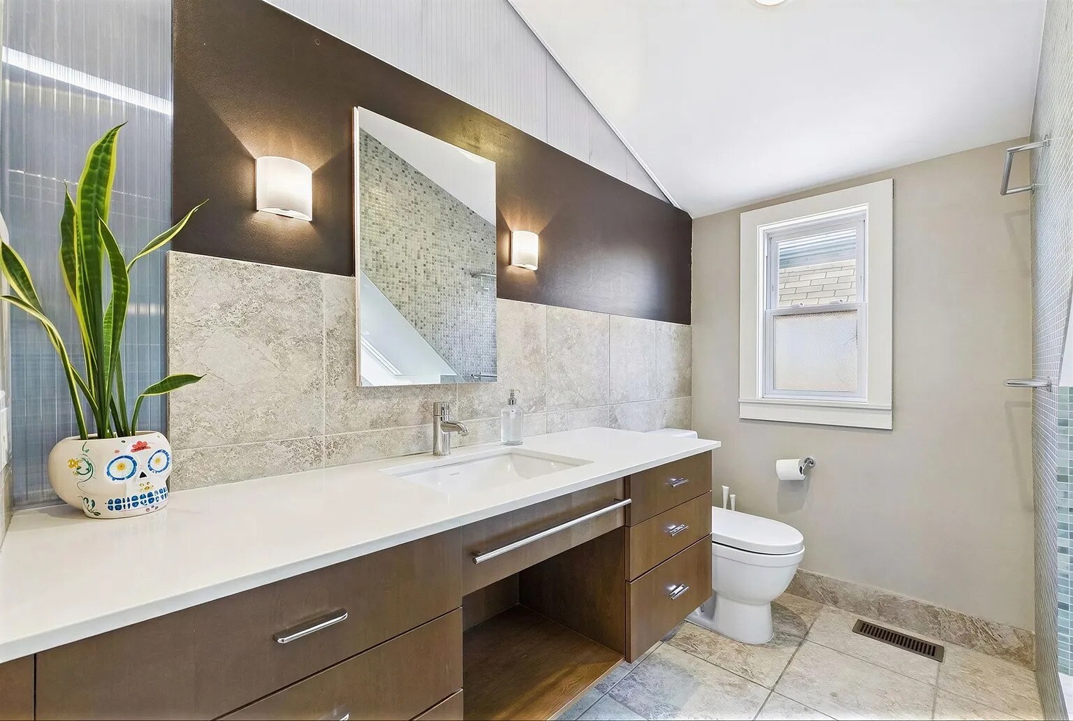 Master bathroom - 2330 W Palmer St