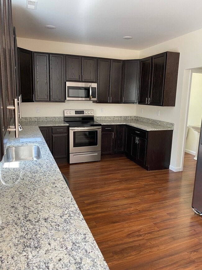 Building Photo - 10 Red Maple Ln