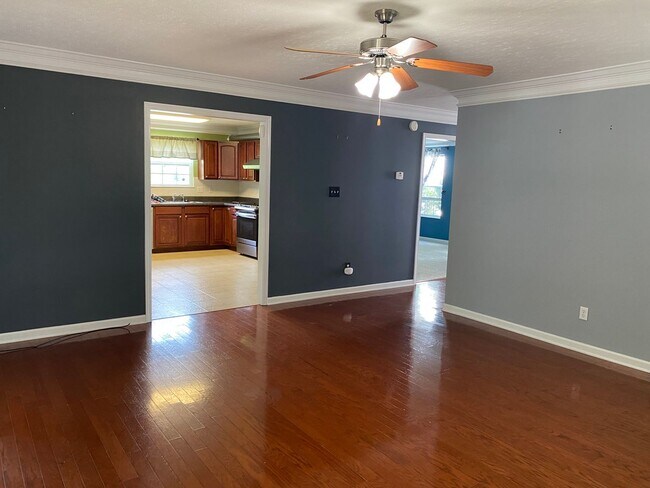 Building Photo - Knoxville 37931 - 4 bedroom, 2.5 bath home - Contact Susan Calabrese (865) 591-9204