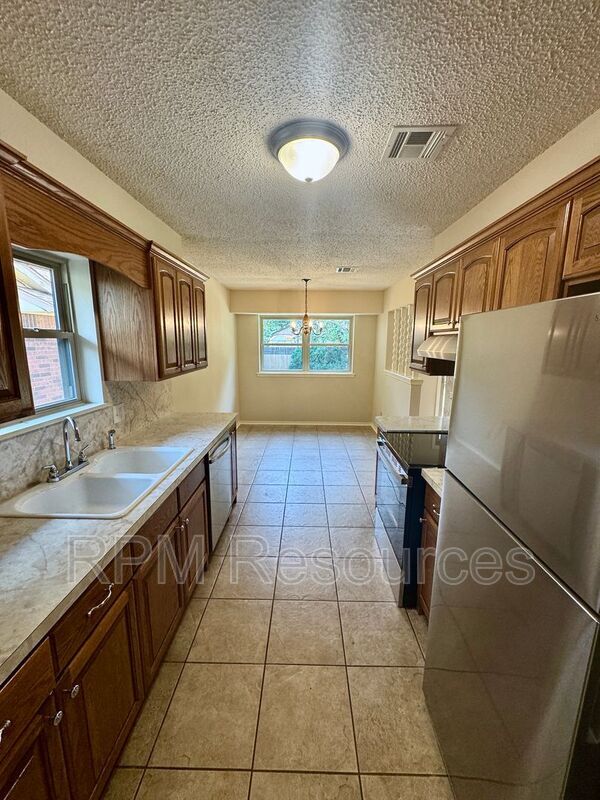 Building Photo - 405 Meadow Lake Dr