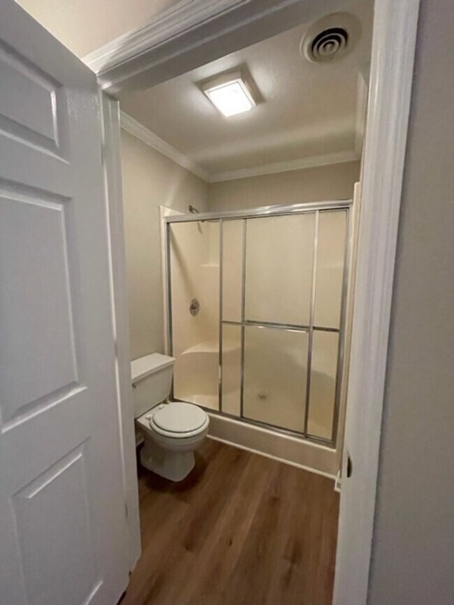 Building Photo - South Knoxville, 2 bedroom condo, 2 car garage Text or Call Debra Johnson 865-591-8281