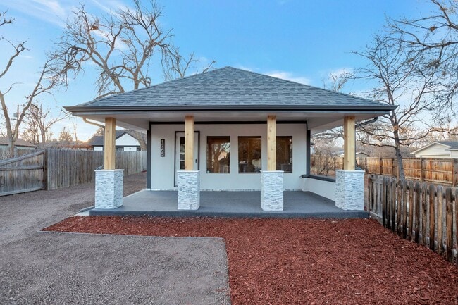 Primary Photo - Beautiful 3 Bed 1 Bath Home in Edgewater!
