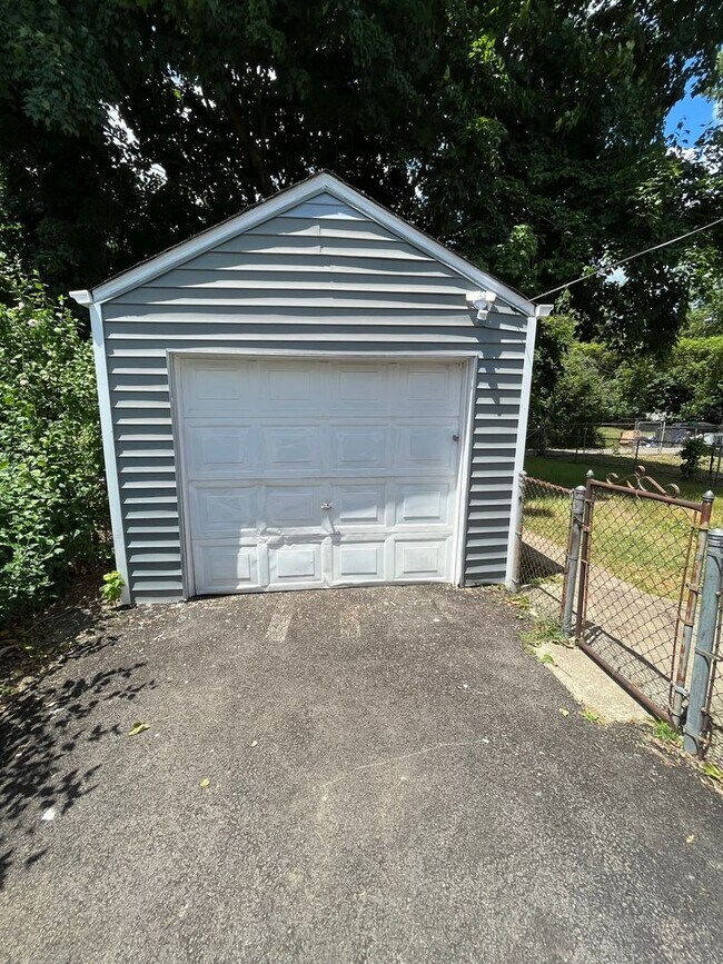 Building Photo - Updated 2 Bedroom, 1 1/2 Bath Home With Fe...