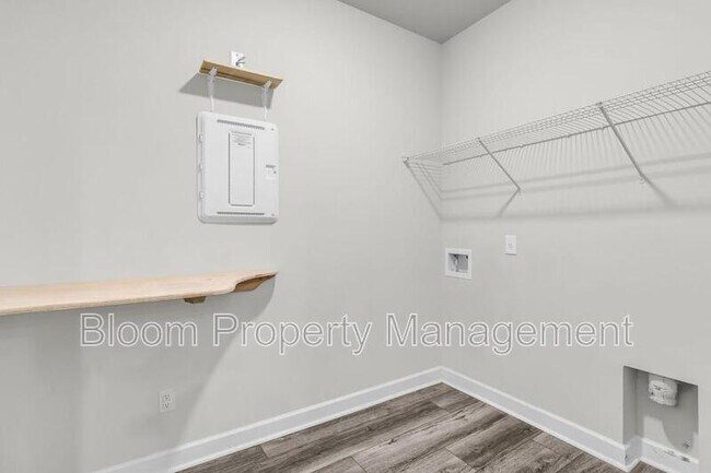 Building Photo - 450 Carrara Dr