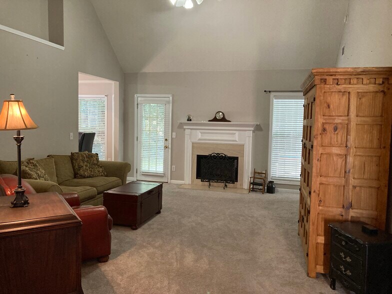Building Photo - 215 Brookstone Point