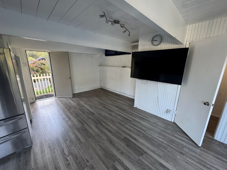 Building Photo - 160 College Ave