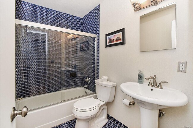 Building Photo - HIGHLY DESIRABLE West Pearl 2 Bed 1 Bath Top Floor Condo-Available August 5th!