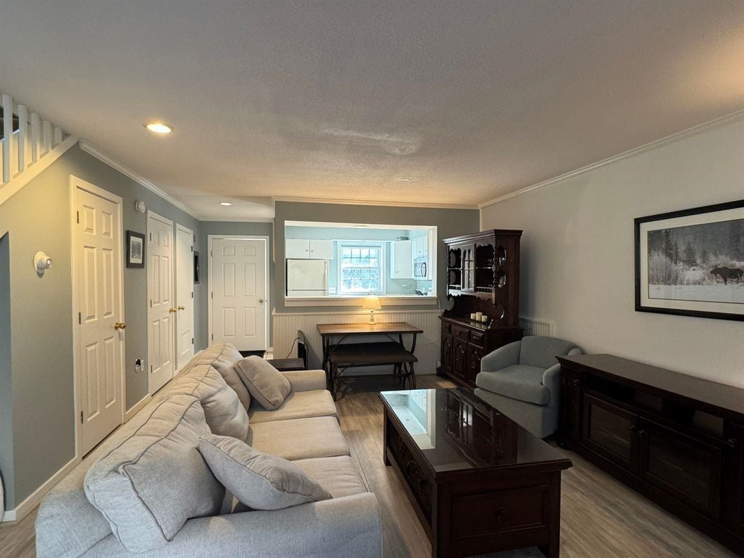 Building Photo - 158 Riverside Heights
