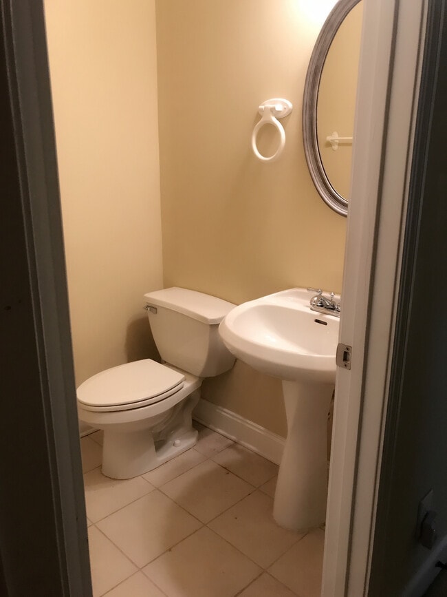 Building Photo - 535 Roland Manor Dr