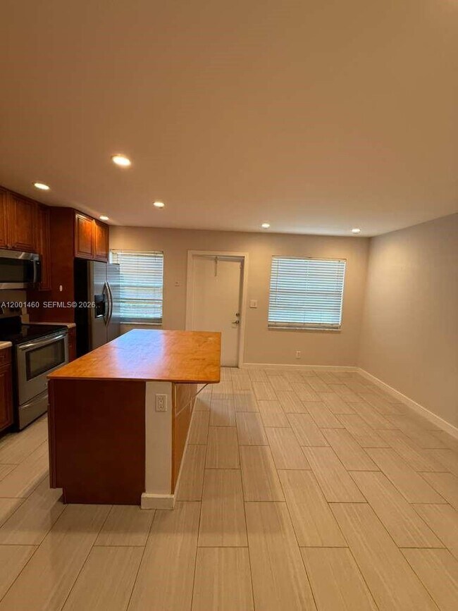 Building Photo - 5150 NE 6th Ave