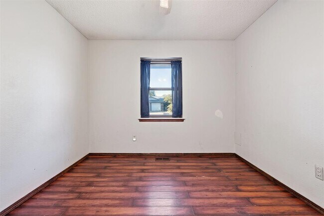 Building Photo - 805 Arlington Dr