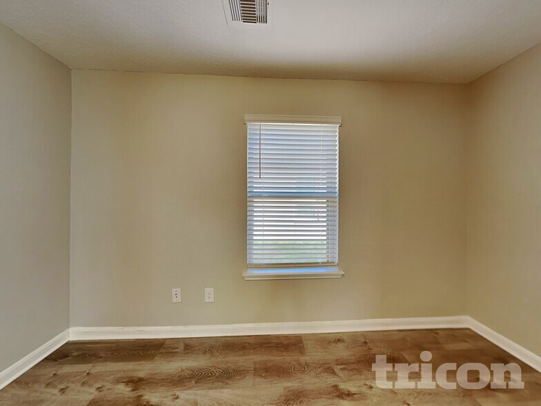 Building Photo - 20660 Dunrobin Dr