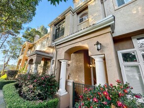 Building Photo - Great 2B/2.5BA Townhome in UTC!