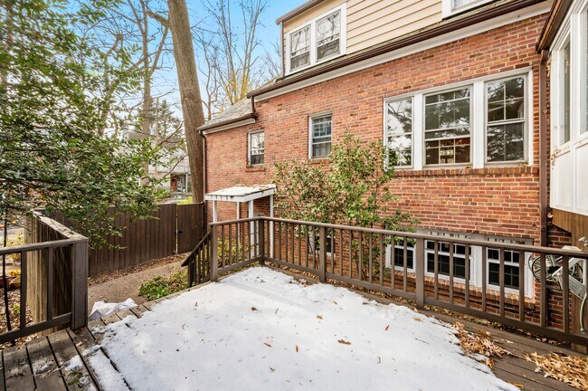 Building Photo - 5325 Chevy Chase Pky NW