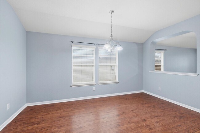 Building Photo - Freshly Painted Spacious 4 Bedroom!